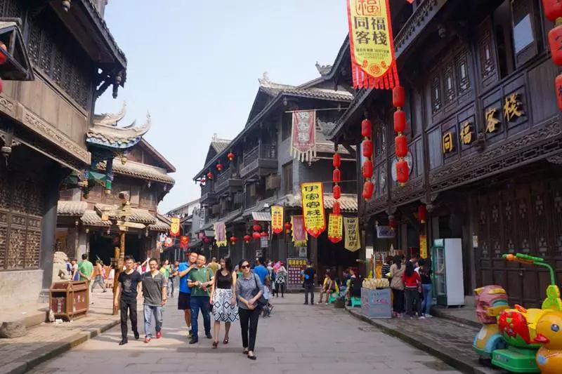 菊边依旧舞身轻